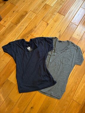 🌟NWT•Truly Madly Deeply Short Sleeve Pocket Tees in Navy and Heather Gray•Sz L🌟